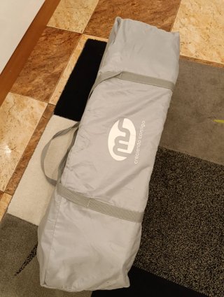 Cuna de viaje gris con estampado de conejito