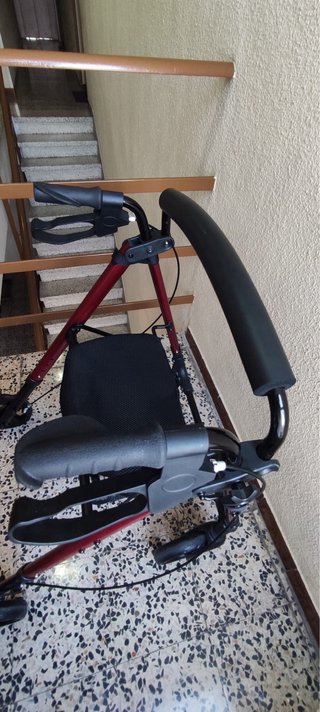 Andador plegable con asiento