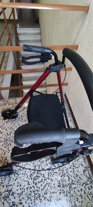 Andador plegable con asiento