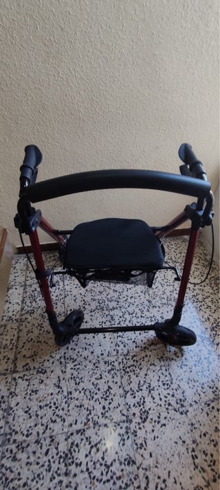 Andador plegable con asiento