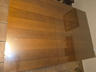 Mesa de madera maciza con tapa de cristal