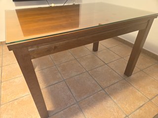 Mesa de madera maciza con tapa de cristal