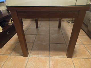 Mesa de madera maciza con tapa de cristal