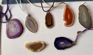 Colgantes de piedra natural. Conjunto.