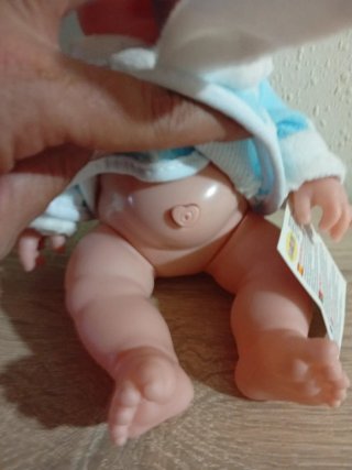Muñeca bebé con albornoz azul dice papa,mama etc