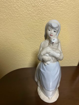 Figura de porcelana fina mujer con cordero