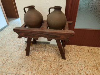 Cantarero de madera con 2 cántaros
