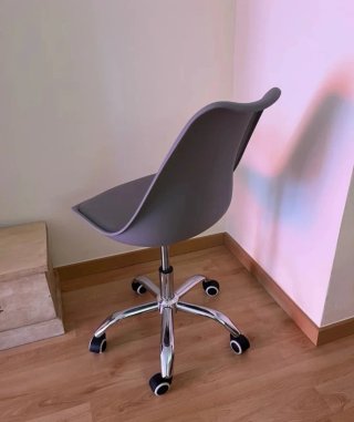 Silla de escritorio gris con ruedas