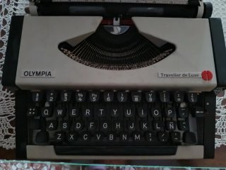 Máquina de escribir Olympia Traveller de Luxe