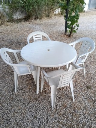 Mesa y 4 sillas de exterior