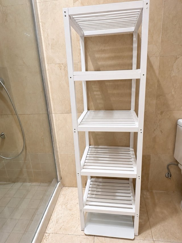 Estantería de madera blanca