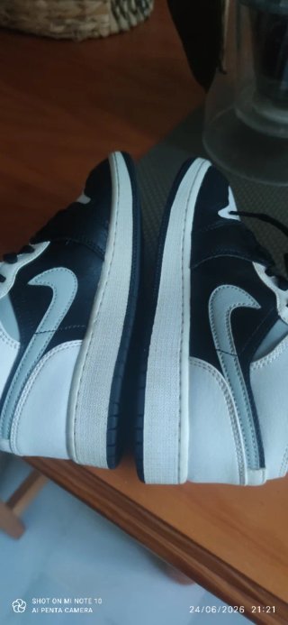 Zapatillas Jordan Air Negras y Blancas