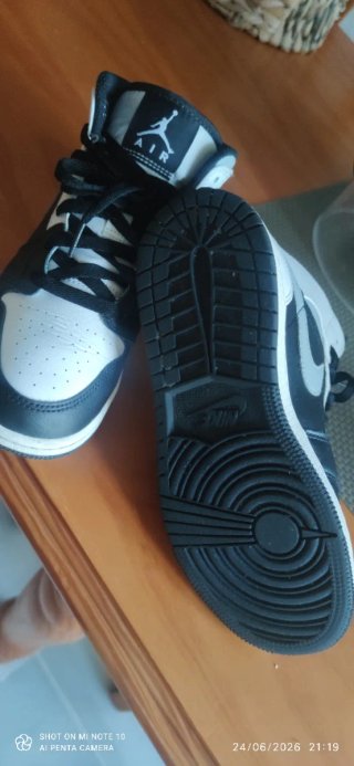 Zapatillas Jordan Air Negras y Blancas