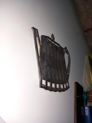 Salvamanteles metálico con diseño calado