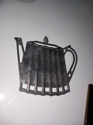 Salvamanteles metálico con diseño calado