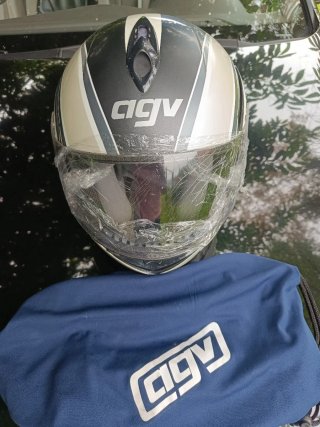 Casco de moto AGV blanco y negro tal cual se ve