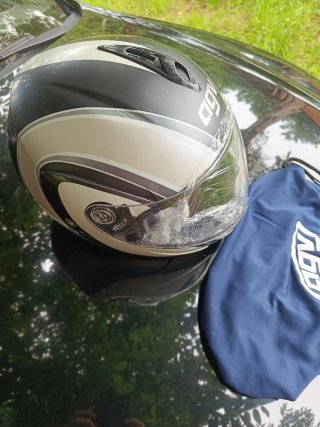 Casco de moto AGV blanco y negro tal cual se ve