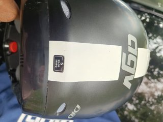 Casco de moto AGV blanco y negro tal cual se ve