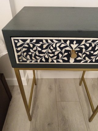 Mesita de noche elegante gris y dorada