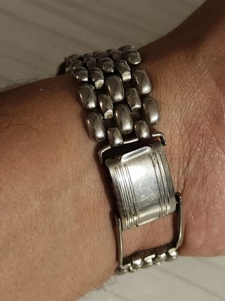 Reloj Rulo Watch Beige y Plateado funcionando