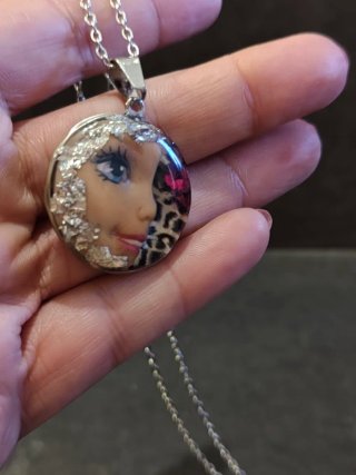 Collar inspirado en Barbie.Resina + acero inox.