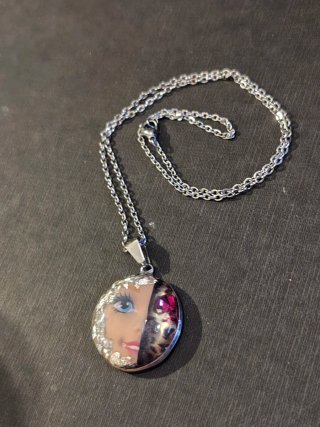 Collar inspirado en Barbie.Resina + acero inox.