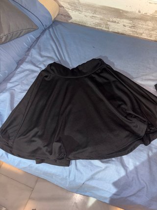 Falda negra vuelo