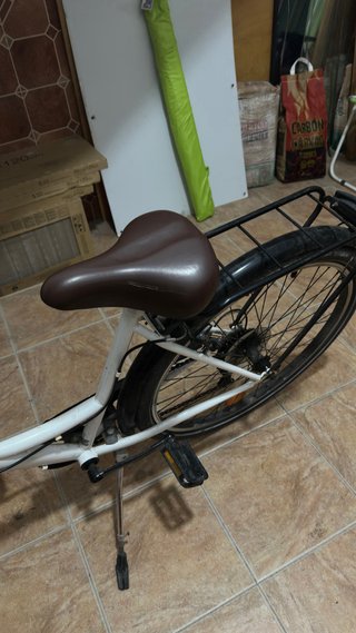 Bicicleta urbana blanca con cesta