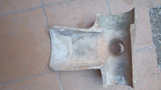 Teja tortugada antigua con salida de agua. Unidad