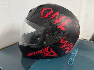 Casco de moto Scorpion negro