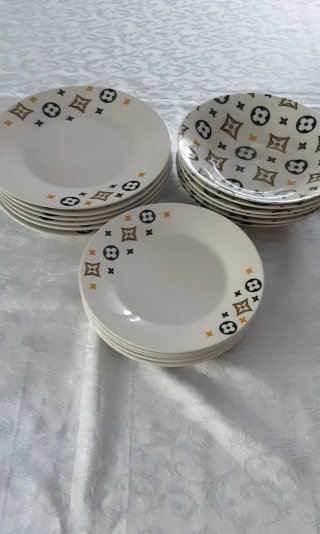 Set 18 piatti in ceramica decorati