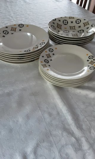Set 18 piatti in ceramica decorati