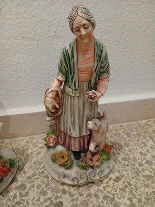 Figuras de escayola: pareja y perro