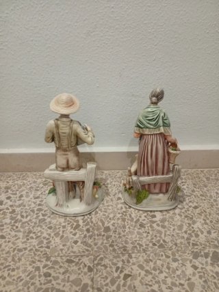 Figuras de escayola: pareja y perro