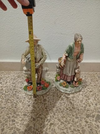 Figuras de escayola: pareja y perro