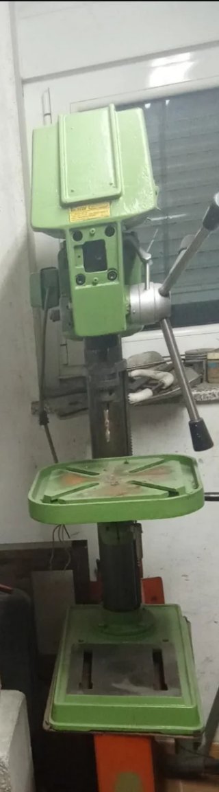 Taladro de columna verde