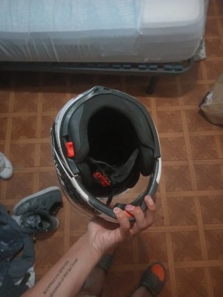 Casco de moto con diseño cuanto ofrecen en mano