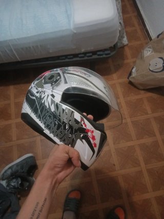 Casco de moto con diseño cuanto ofrecen en mano