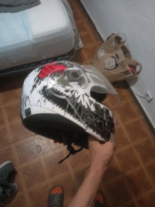 Casco de moto con diseño cuanto ofrecen en mano