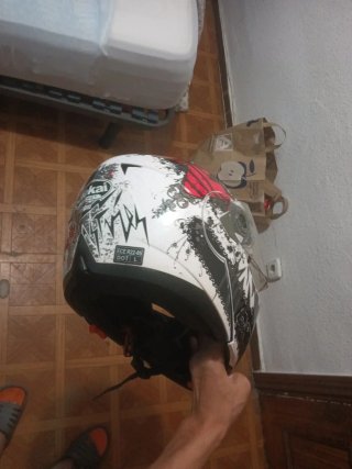 Casco de moto con diseño cuanto ofrecen en mano