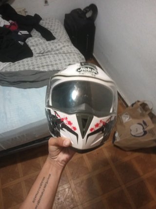 Casco de moto con diseño cuanto ofrecen en mano