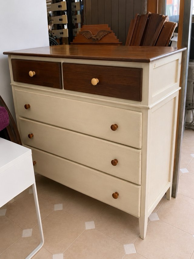 Cómoda de madera beige y marrón