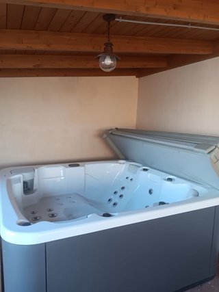 Jacuzzi spa blanco acrílico