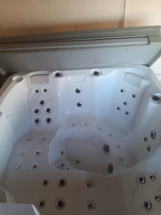 Jacuzzi spa blanco acrílico