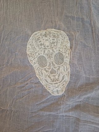 Fular rosa con calaveras de encaje