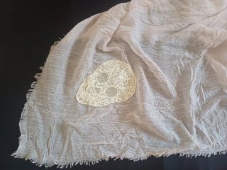Fular rosa con calaveras de encaje