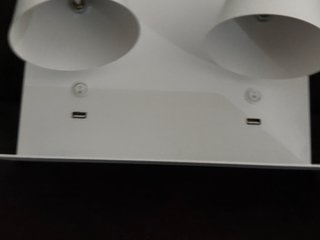 Lámpara de metal blanca