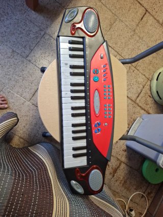 Teclado musical infantil con uso