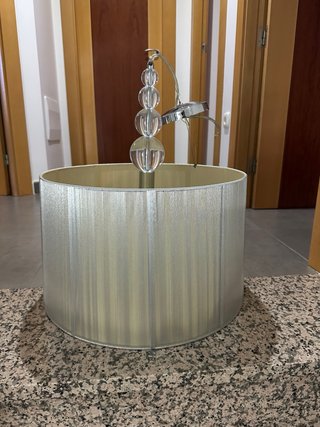 Lámpara de mesa cristal y tela plateada