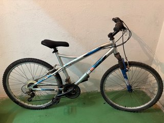 Bicicleta de montaña plateada